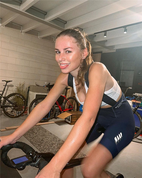 很美的赛车手《Puck Moonen》爱运动的女生是最美的(图4)
